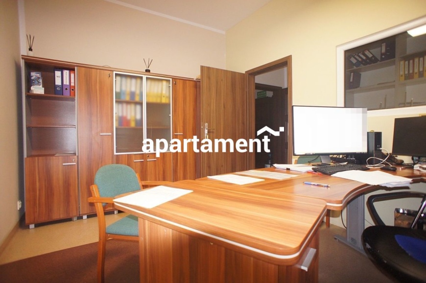 Lokal biurowy - z dużym parkingiem.