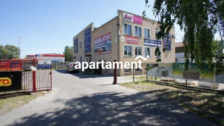 Lokal z dużym parkingiem.